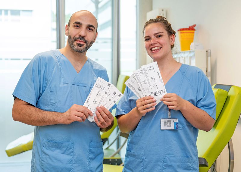 Mohammad Abu Hableh und Paula Weber vom Institut für Klinische Transfusionsmedizin Jena gGmbH mit den begehrten Tickets für die Kulturarena Jena.