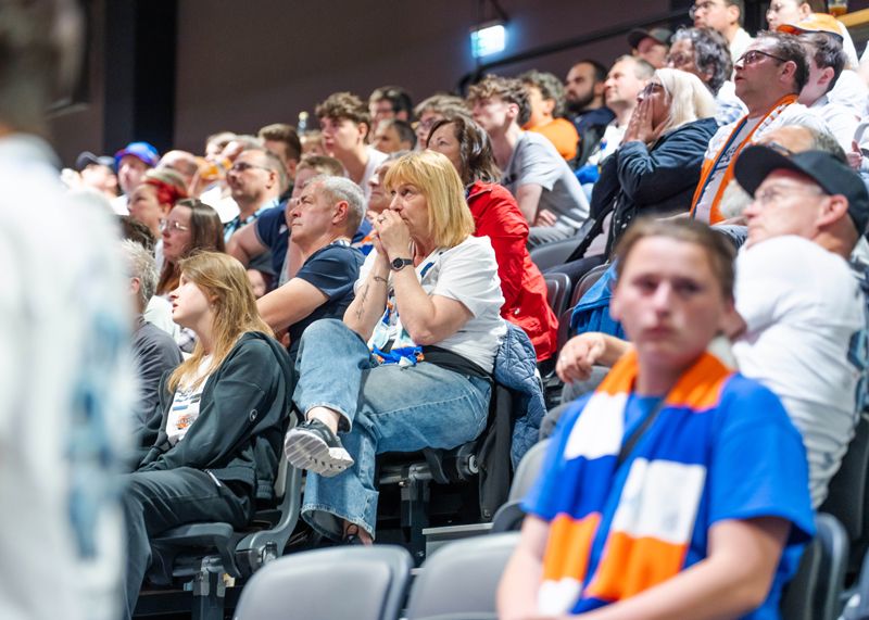 Das Duell an der Mosel kann auf dem LED-Würfel in der Sparkassen Arena live verfolgt werden.