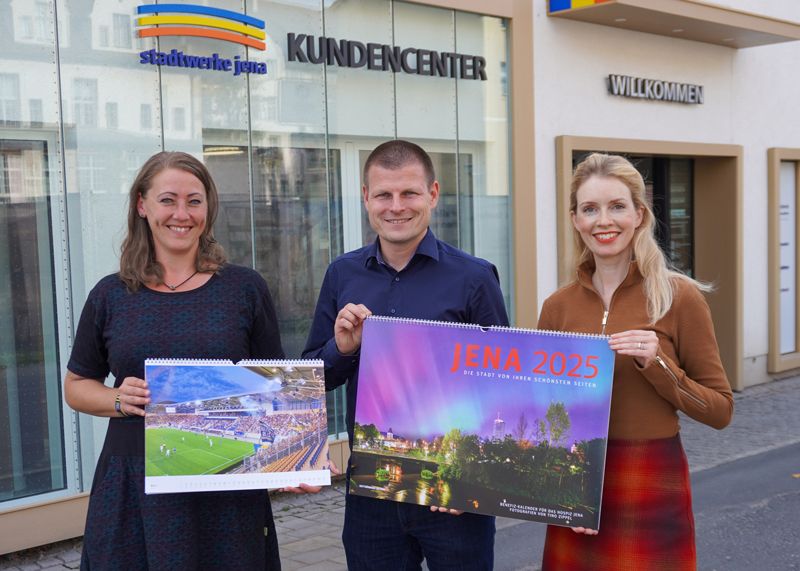 Stolz präsentieren Fotograf Tino Zippel (m.), Monika Hirche, Pflegedienstleitung des stationären Hospizes (l.), und Ines Eckert, Leiterin der Unternehmenskommunikation der Stadtwerke Jena, den neuen Kalender.