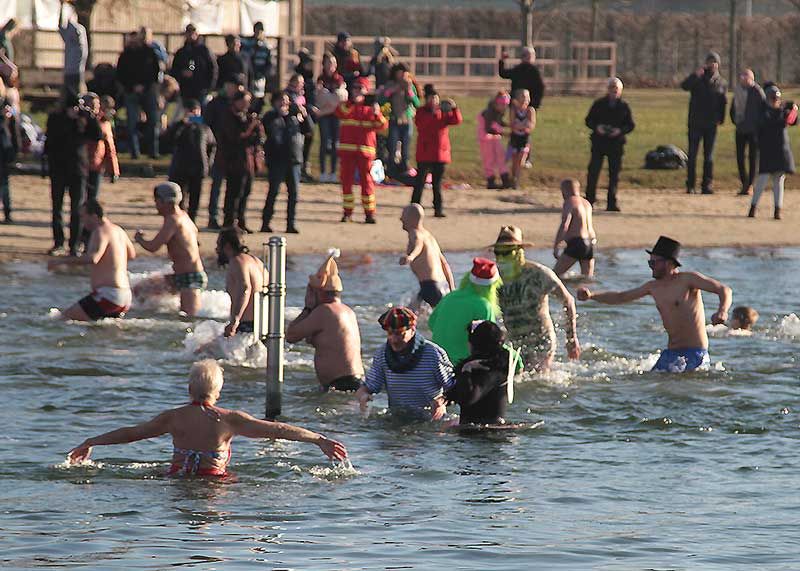 Am ersten Tag des Jahres können sich Tapfere, Verrückte und Abgehärtete zum sogenannten Anbaden in den Schleichersee stürzen.
