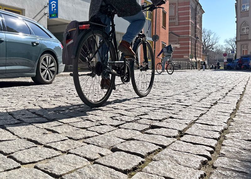 Die Füllung in den Fugen ging durch Straßenverkehr und Straßenreinigung verloren.