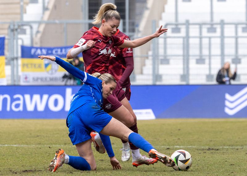 Im Zweikampf die Jenaerin Melina Reuter und die Leipzigerin Julia Landenberger.