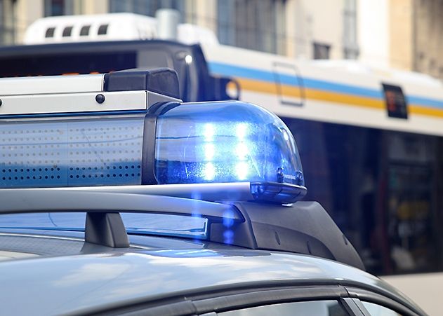 Ein 30-jähriger Mann aus Erfurt schlägt in Jena auf Straßenbahn-Kontrolleur ein.