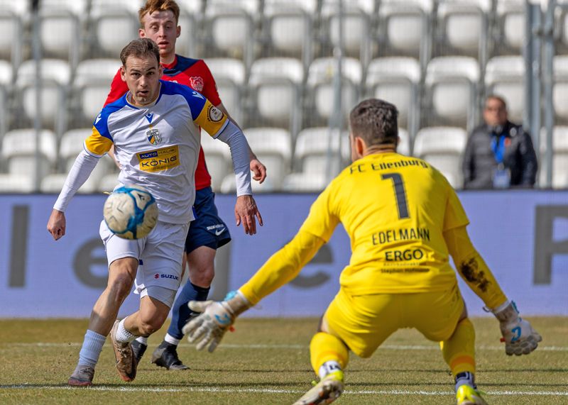 Jenas Joel Richter scheitert an Eilenburgs Torwart Niclas Edelmann.