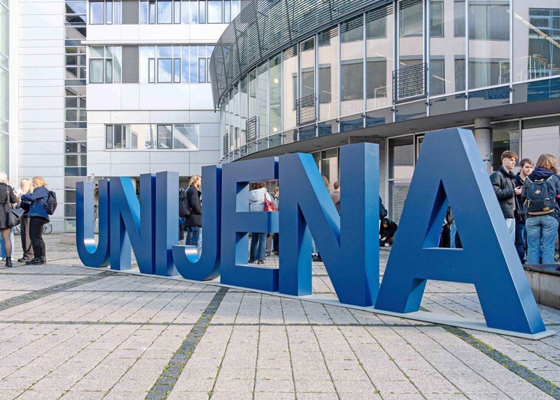 Studenten auf dem Campus der Uni Jena.