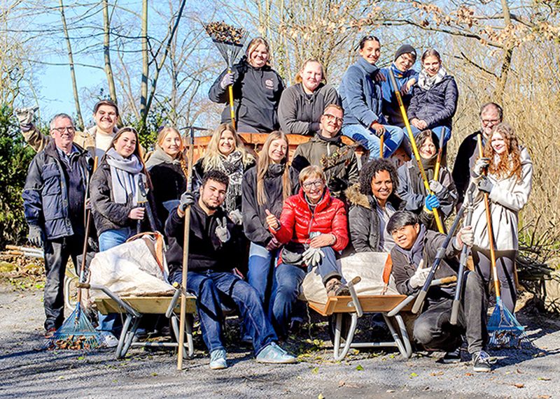 Pflegeazubis im ersten Ausbildungsjahr, Ausbildungsleiter und Vertreter vom Förderverein des Universitätsklinikums Jena pflegten gemeinsam den historischen Johannisfriedhof.