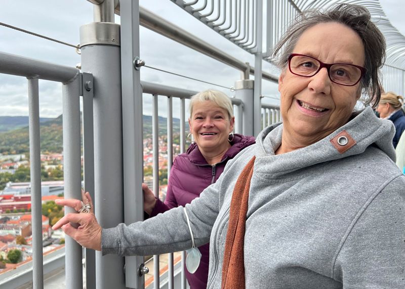 Die Jenenserin Martina Goraya (r.) musste erst 68 Jahre vergehen lassen, um endlich mal ihre "Heimatstadt"  vom JenTower zu sehen. Hier mit ihrer Freundin Manuela Nitsch am Samstag das erste Mal auf der Aussichtsplattform.