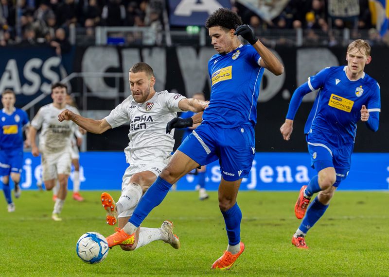 Jenas Benjamin Zank trifft auch gegen den BFC. Hier im Duell mit dem Berliner David Grözinger.