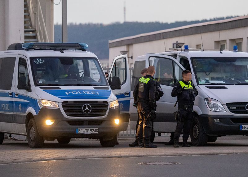 Gut bewacht wurde das Gebäude der Kriminalpolizei Jena in der Carl-Puhlrich-Straße. Am Abend wurde Emilie D. nach Karlsruhe gebracht.