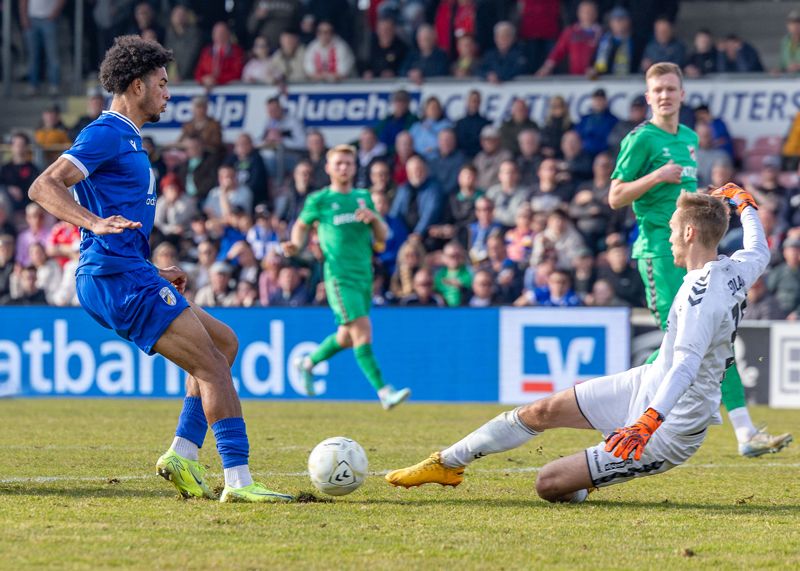 Jenas Benjamin Zank scheitert am Meuselwitzer Torhüter Lukas Sedlak.