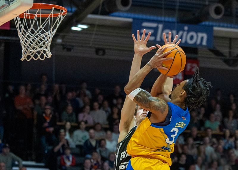 Jenas Basketballer überrollen Gießen im dritten Viertel.