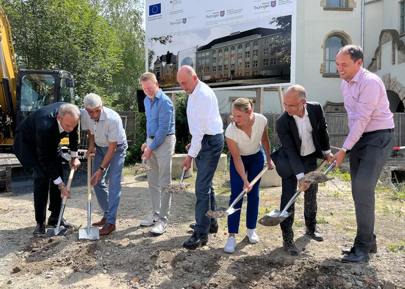 Symbolischer erster Spatenstich: Zeiss-Vorstandsmitglied Markus Weber, Universitätskanzler Thoralf Held, Ernst-Abbe-Stiftungsvorstand Christoph Matschie, Minister Wolfgang Tiefensee, Staatssekretärin Tina Beer, DOM-Gründungsdirektor Timo Mappes und Bürgermeister Christian Gerlitz.