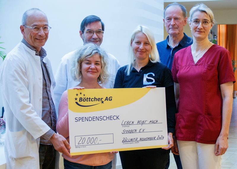 Symbolische Scheckübergabe: v.l.n.r. Prof. Dr. med. Winfried Meißner (Uniklinikum Jena), Carolin Oehrling (Böttcher AG), Prof. Dr. med. Ulrich Wedding (Uniklinikum Jena), Claudia Koppe, Gerhard Ziermann und Isabel Bregulla (Leben heißt auch Sterben e.V.).