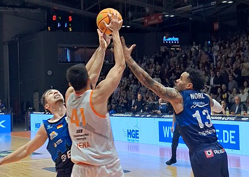 Jenas Basketballer gewinnen auch ihr erstes Heimspiel der neuen Saison.