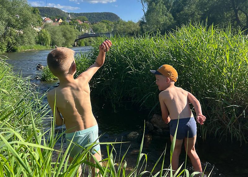 Die Saale ist bei Kindern zum Baden besonders sehr beliebt.