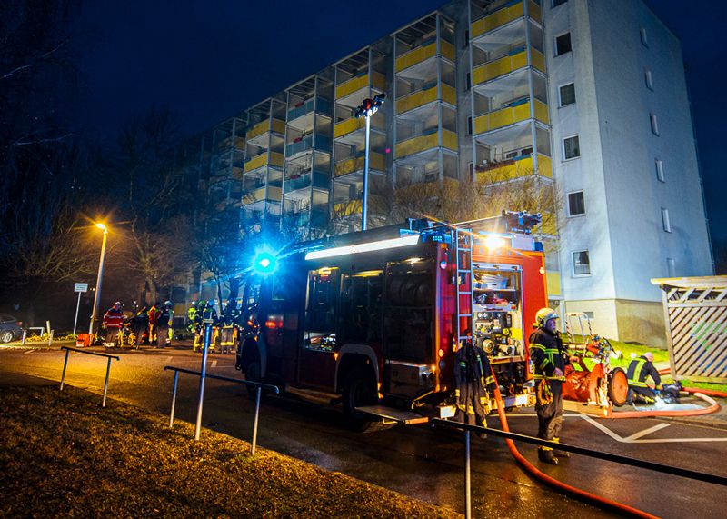 Kurz vor 5.30 Uhr schrillten die Sirenen: Die Feuerwehr musste wegen eines Kellerbrandes nach Lobeda ausrücken.