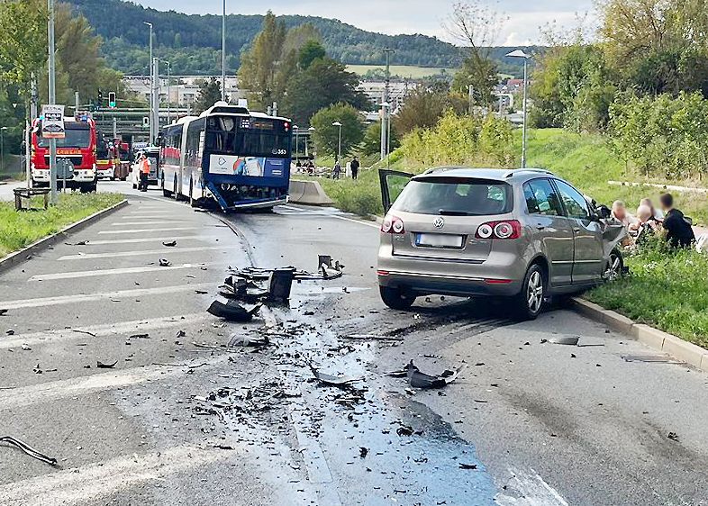 Auto und Bus waren aufgrund des heftigen Aufpralls nicht mehr fahrbereit.