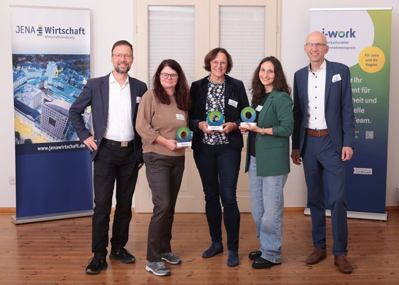 v.l.n.r. OB Thomas Nitzsche, die Gewinnerinnen Michaela Jahn, Monika Tschoner, Cathrin Umlauf und JenaWirtschaft-Chef Wilfried Röpke.