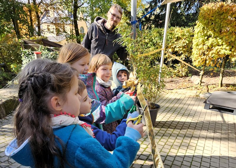 Die Kita-Kinder haben im Beisein von Ortsteilbürgermeister Dr. Christoph Nonnast das obligatorische Eröffnungsband durchgeschnitten.