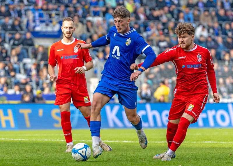 Hamza Muqaj erzielt in der 72. Minute das Siegtor für den FC Carl Zeiss Jena.