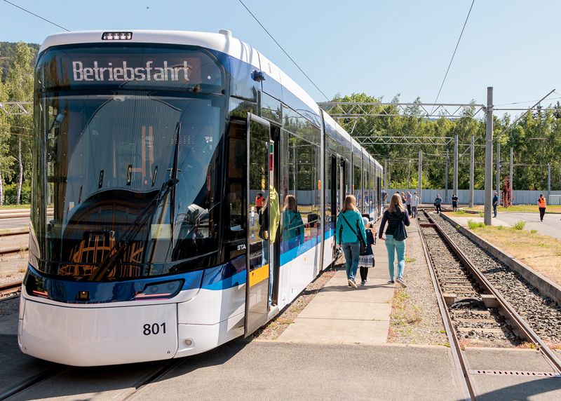 Anschauen und Probesitzen: Die neue Straßenbahngeneration für Jena – die Lichtbahn – ist am Sonntag, 17. September, auf dem Betriebshof in der Clara-Zetkin-Straße zu sehen.