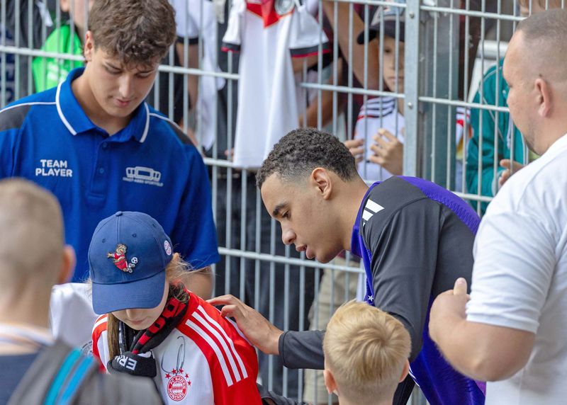 Bayern-Star Jamal Musiala erfüllte den Fans in Jena ihre Autogrammwünsche.