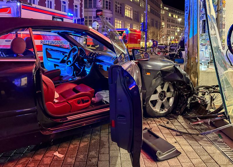 Ein Audi-Cabrio ist am Mittwochabend in einen „Späti“ gefahren.