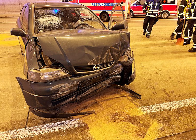 Beide Fahrzeuginsassen des Pkws wurden bei dem Unfall schwer verletzt.