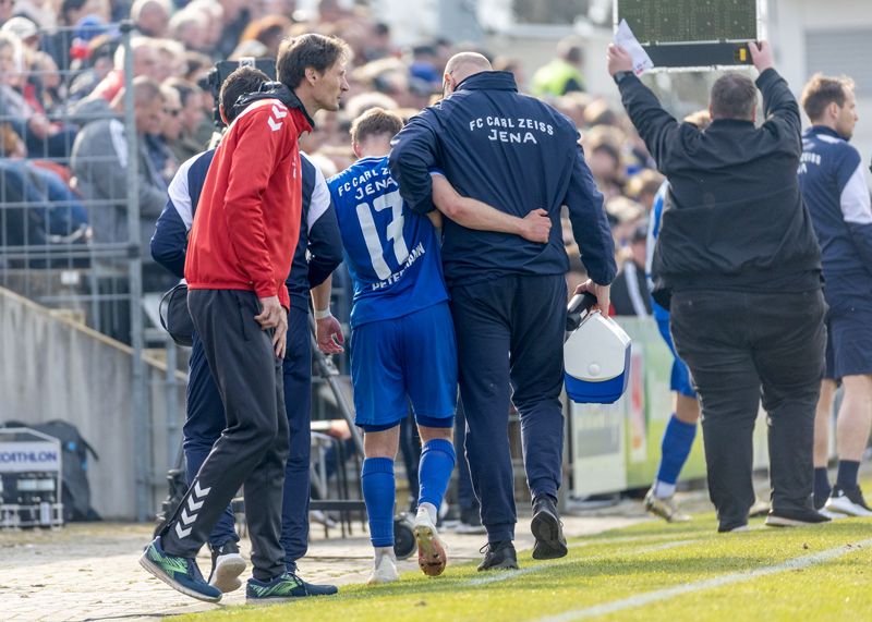 In der 81. Minute musste Justin Petermann in Meuselwitz verletzt den Platz verlassen.