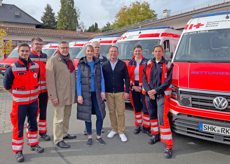 Freuen sich über die neuen Krankenwagen: v.l.n.r. Notfallsanitäter Philipp Kieslich, Rettungssanitäter Niklas Riehemann, DRK Jena-Präsident Thomas Schütze, Kreisverbandsärztin Dr. Maria Winckelmann, Rettungsdienstleiter Torsten Tonn, DRK Jena-Vorstandsvorsitzender Peter Schreiber, Joane Albrecht (Auszubildende Notfallsanitäter) und Hilke Schreiner (Leitung Rettungswache Jena).