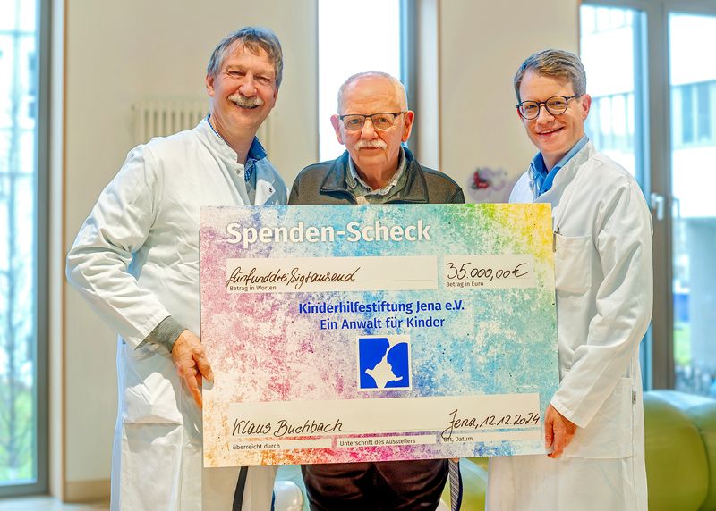 Prof. Dr. Hans Proquitté, Vorstand der Kinderhilfestiftung Jena e.V., gemeinsam mit Klaus Buchbach und Prof. Dr. Till Milde, Direktor der Klinik für Kinder- und Jugendmedizin am UKJ (v.l.n.r.).