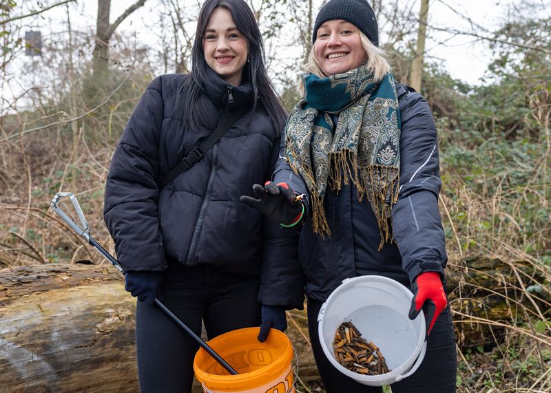 Samantha Bröse (l.) und Charlotte Schreiber hatten nach kurzer Zeit schon 100 Kippen im Eimer.