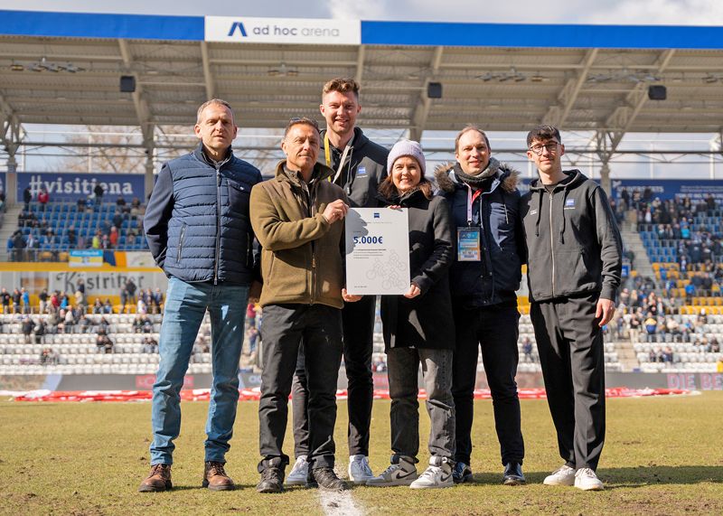 v.l.n.r. Spendenübergabe in der Halbzeitpause des Regionalligaspiels Jena gegen Eilenburg: Ralph Grillitsch (FCC-Präsident), Olaf Schubert (Stadtförster Jena und Vorstand SDW Thüringen), Jonas Staudigl (ZEISS CSR-Team), Beatrice Weinberger (Standortsprecherin ZEISS in Jena), Patrick Widera (FCC-Geschäftsführer) und Patrick Paul (ZEISS CSR-Team).