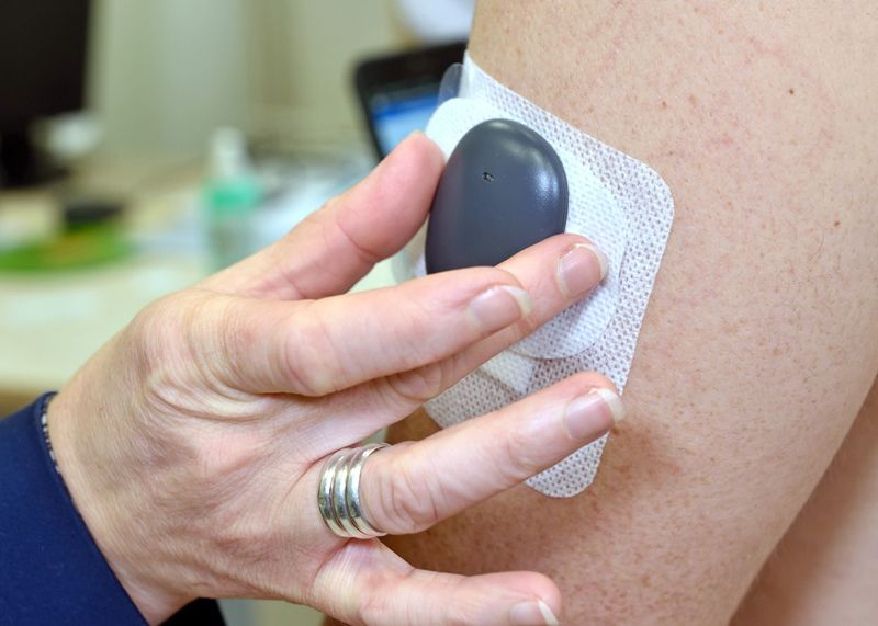 Der Glukosesensor ist als modernes Mess- und Frühwarnsystem zur Blutzuckerbestimmung im Einsatz und kann die Lebensqualität von Patienten mit Diabetes Typ 1 und 2 verbessern.