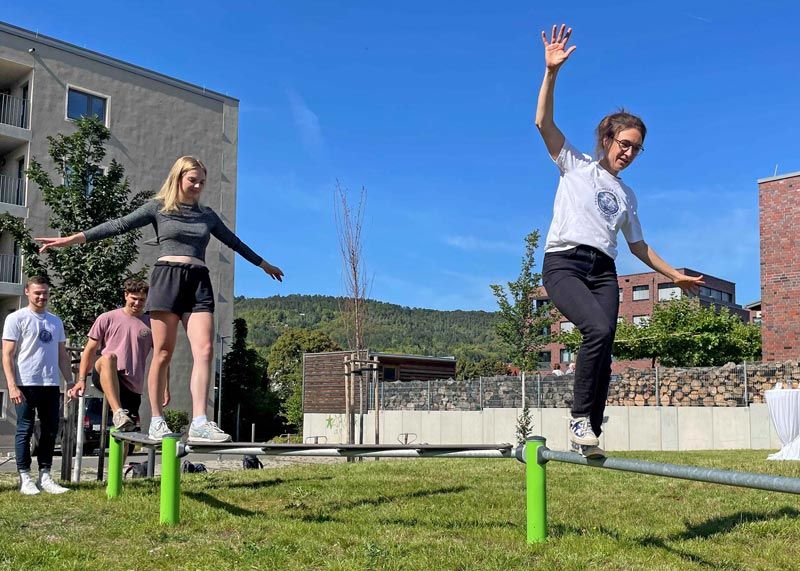 Studierende probieren die Sportgeräte des neuen Bewegungsparcours in der Clara-Zetkin-Straße 21 aus.