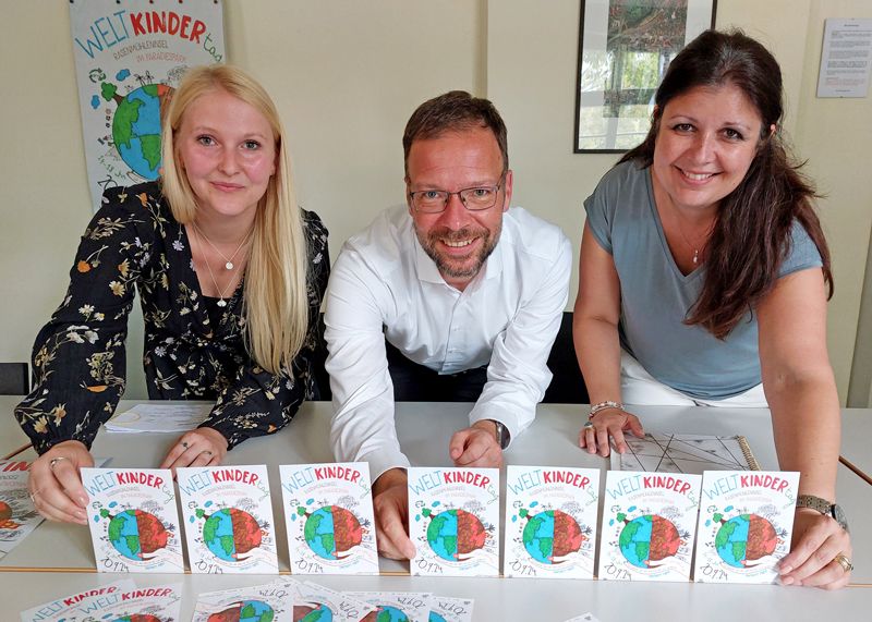 Ira Thiergart vom Kinder- und Jugendzentrum Klex, Oberbürgermeister Dr. Thomas Nitzsche und Anna Uslowa von der Kindersprachbrücke (v. li.) präsentieren das Programm zum Weltkindertag auf der Rasenmühleninsel.