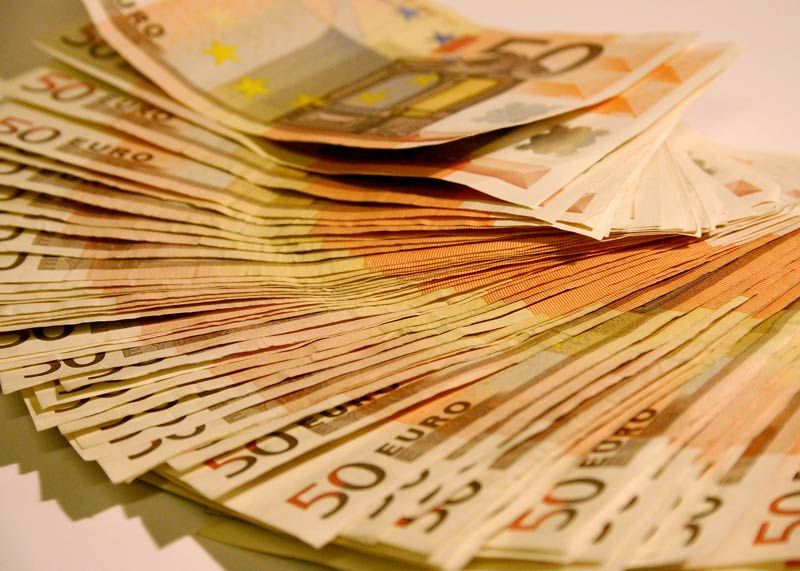 Der Mann verteilte in der Nacht mehrere gefälschte 50-Euro-Scheine.