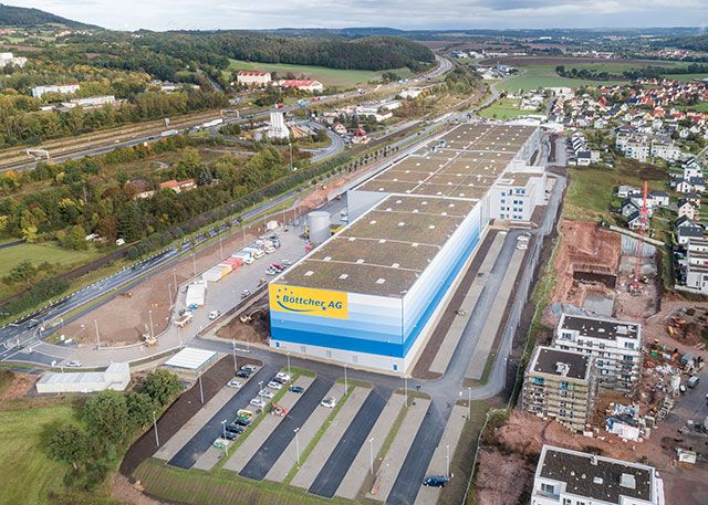 Mit über 90.000 Quadratmetern zusätzlicher Logistikfläche und über 7.000 Quadratmetern Bürofläche steht der neue Standort in Zöllnitz vor der Fertigstellung.
