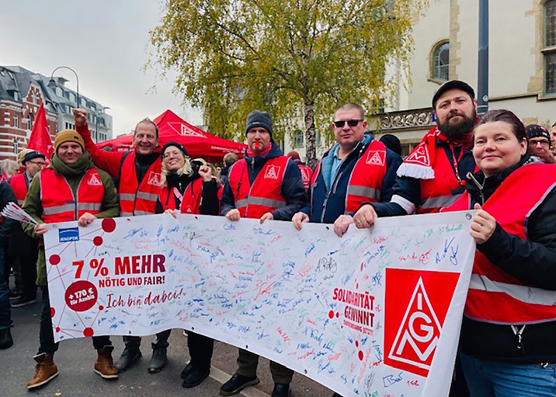 Die Mitarbeiter der Metall- und Elektroindustrie demonstrierten vor dem Volkshaus, in dem gerade Tarifverhandlungen stattfanden.