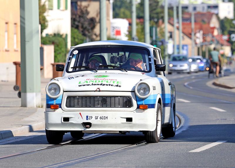 DDR-Rallye-Meister Gunter Friedemann passiert gerade mit seiner „Rennpappe“ den Jenaer Ortsteil Zwätzen.